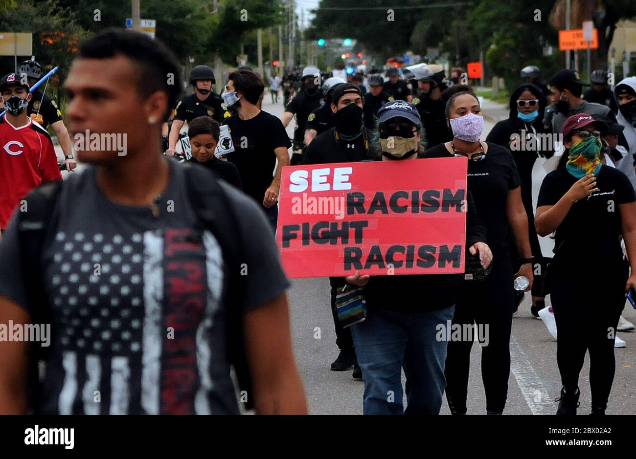 3 giugno 2020 - Orlando, Florida, Stati Uniti - i manifestanti si recano al Municipio di Orlando durante una manifestazione contro la brutalità della polizia e l'uccisione di George Floyd il 3 giugno 2020 a Orlando, Florida. Continuano le proteste in tutto il paese per la morte di George Floyd, ucciso il 25 maggio mentre è stato arrestato a Minneapolis. (Paul Hennessy/Alamy Live News) Foto Stock