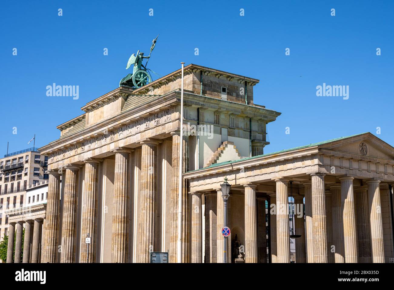 Il retro della porta di Brandeburgo a Berlino, in Germania Foto Stock