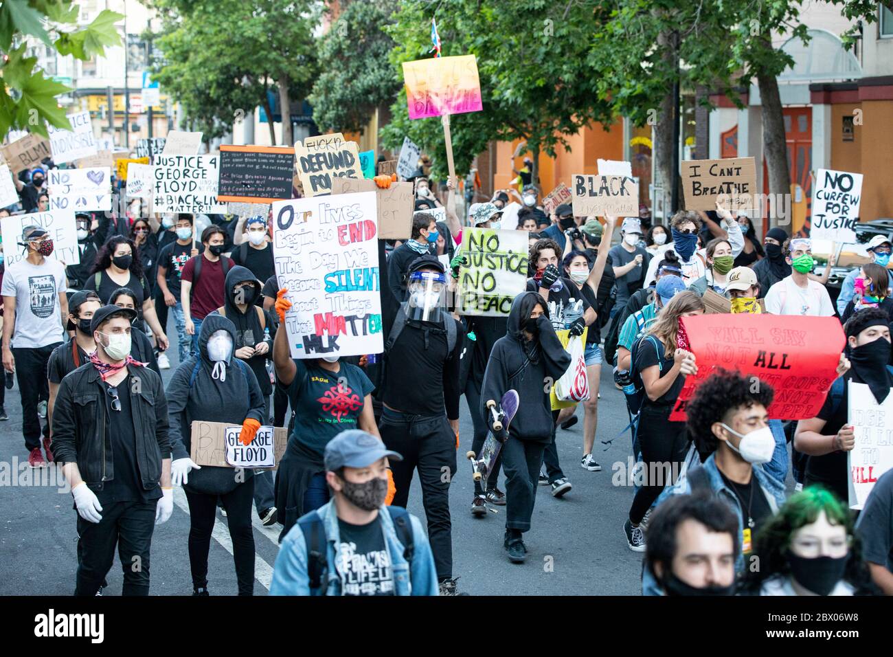 Proteste pacifiche a San Francisco in risposta all'assassinio di George Floyd e di altri in custodia di polizia Foto Stock