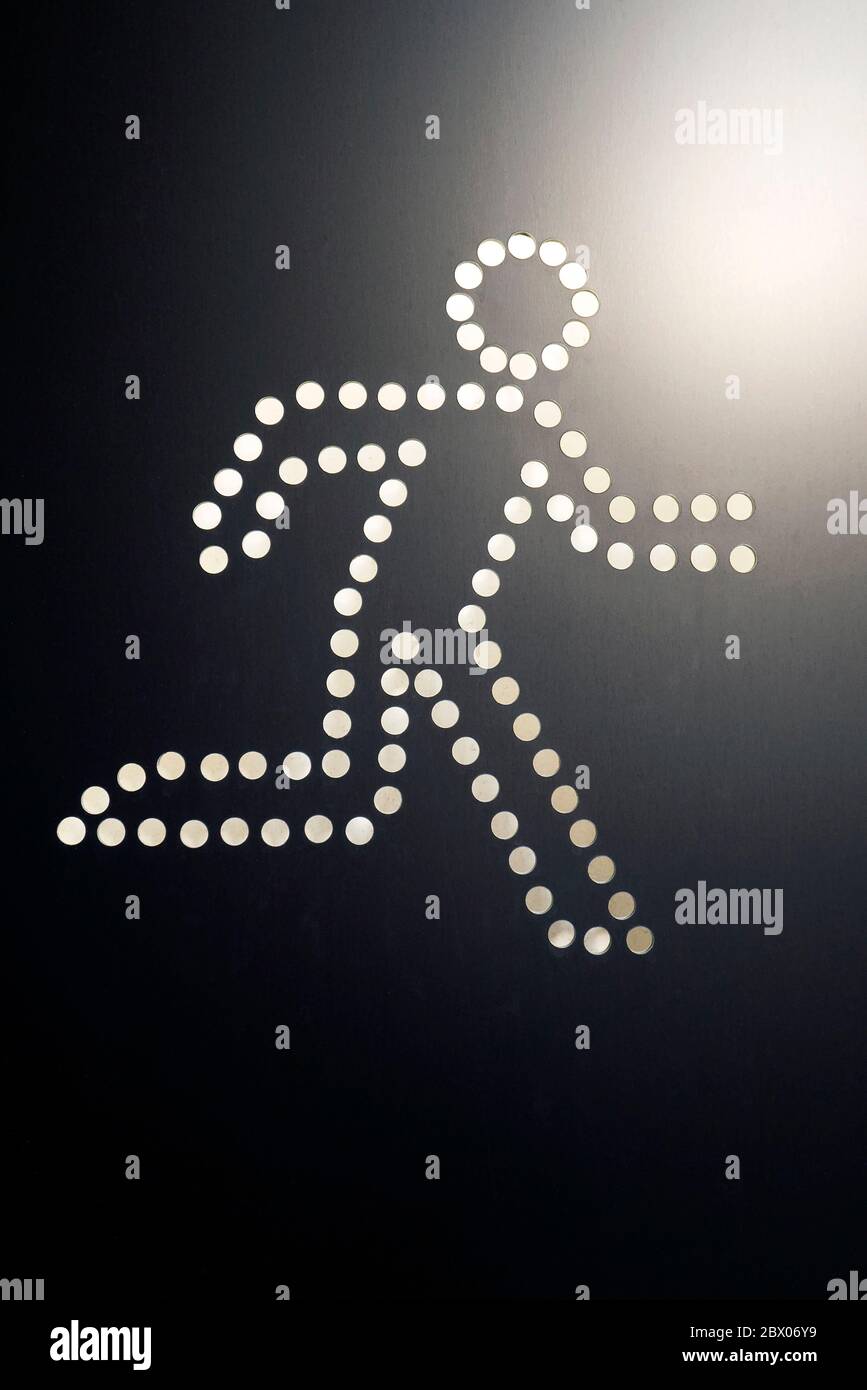 Un cartello di uscita dal fuoco sulla parete esterna DI UN edificio Foto Stock