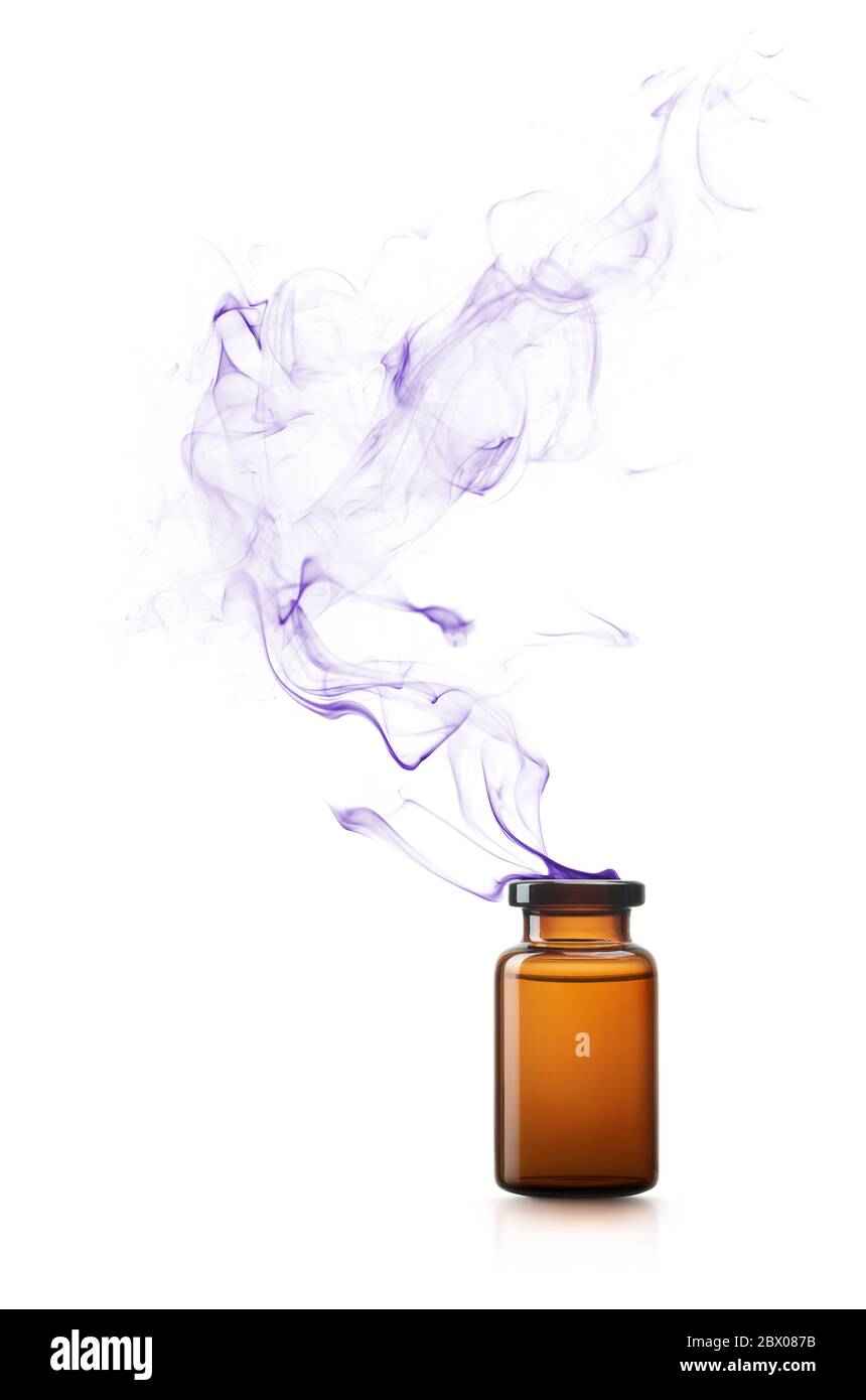 Olio essenziale di lavanda su sfondo bianco Foto Stock