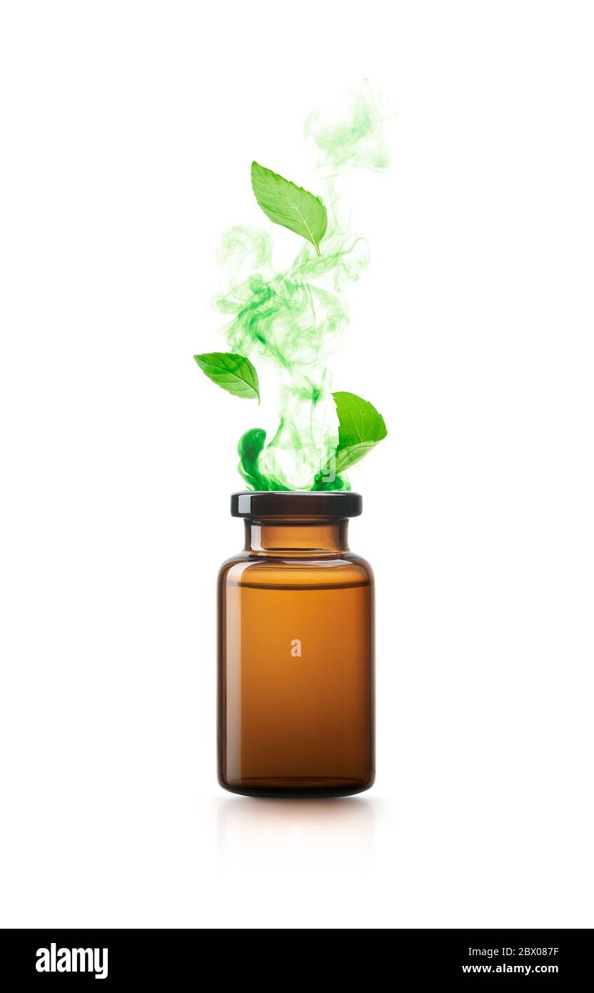 Olio essenziale di menta piperita isolato su sfondo bianco Foto Stock