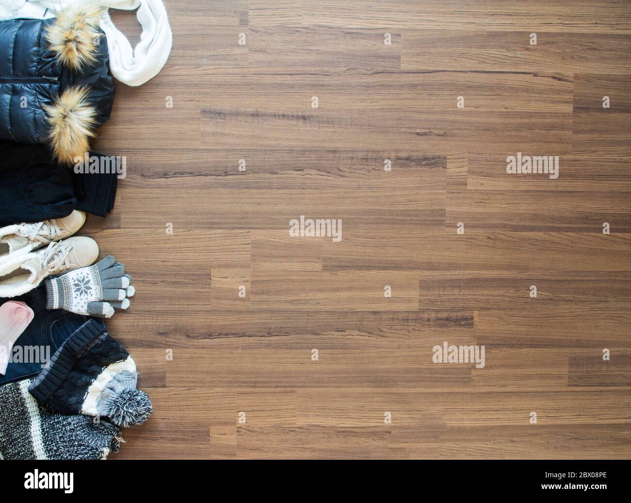 Abiti invernali su sfondo di legno. Vista dall'alto con area di lavoro di copia Foto Stock