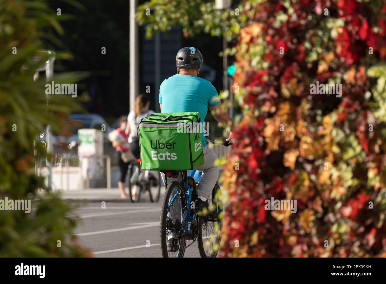 Madrid, Spagna - 19 maggio 2020: Consegna persone dalla casa di consegna, Uber mangia, lavorando per le strade di Madrid, la consegna di cibo a rush hou Foto Stock