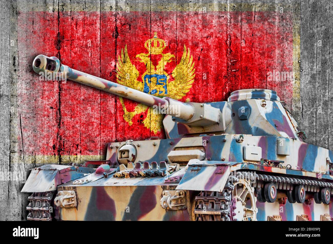 Carro armato militare con bandiera di cemento Montenegro Foto Stock