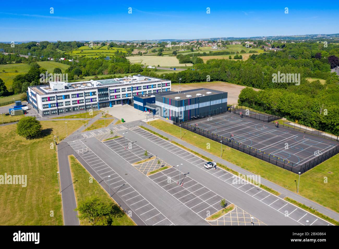 Foto in drone aereo della Whitcliffe Mount Primary School, che mostra una foto aerea dell'edificio della scuola britannica in un giorno estivo luminoso e soleggiato Foto Stock