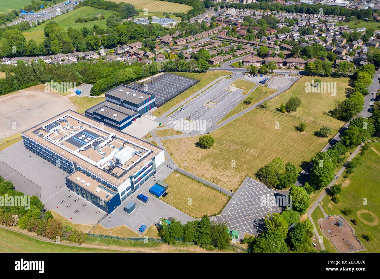 Foto in drone aereo della Whitcliffe Mount Primary School, che mostra una foto aerea dell'edificio della scuola britannica in un giorno estivo luminoso e soleggiato Foto Stock