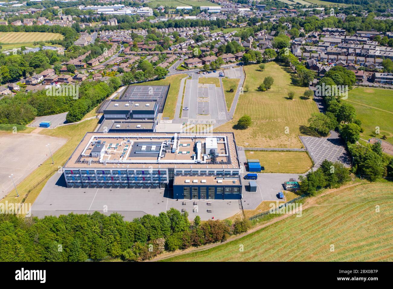 Foto in drone aereo della Whitcliffe Mount Primary School, che mostra una foto aerea dell'edificio della scuola britannica in un giorno estivo luminoso e soleggiato Foto Stock