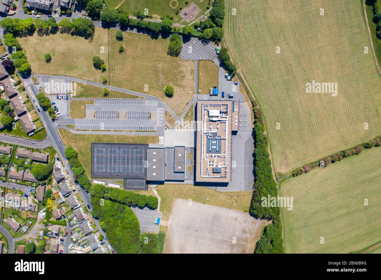 Foto in alto a basso del drone della Whitcliffe Mount Primary School, che mostra una foto aerea dell'edificio scolastico britannico e delle case residenziali su un Foto Stock