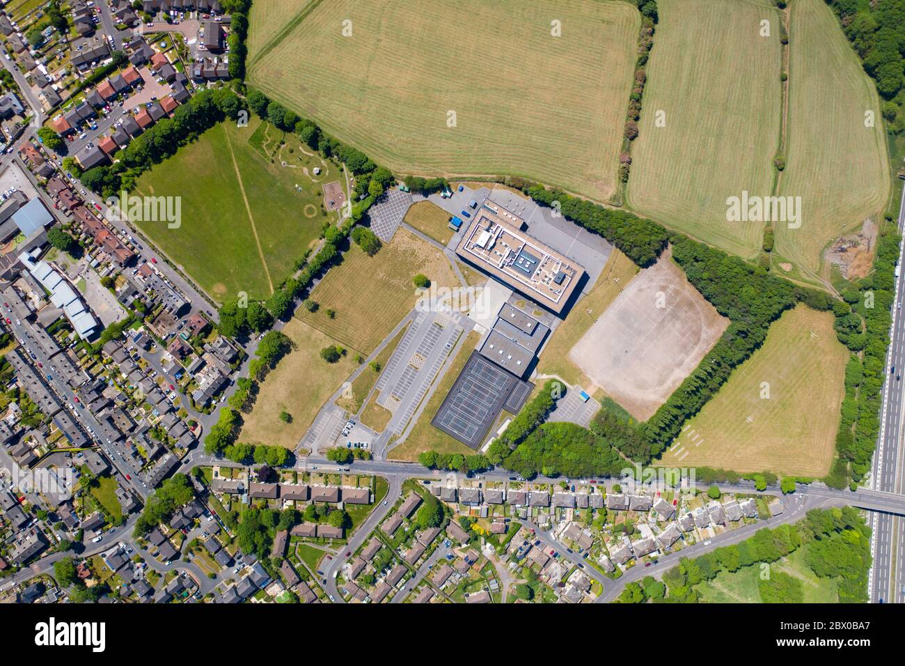Foto in alto a basso del drone della Whitcliffe Mount Primary School, che mostra una foto aerea dell'edificio scolastico britannico e delle case residenziali su un Foto Stock