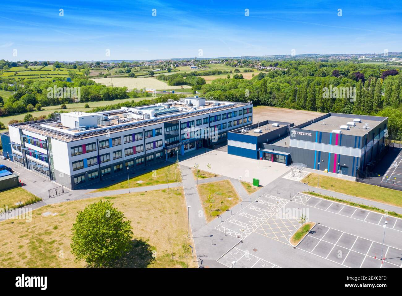 Foto in drone aereo della Whitcliffe Mount Primary School, che mostra una foto aerea dell'edificio della scuola britannica in un giorno estivo luminoso e soleggiato Foto Stock