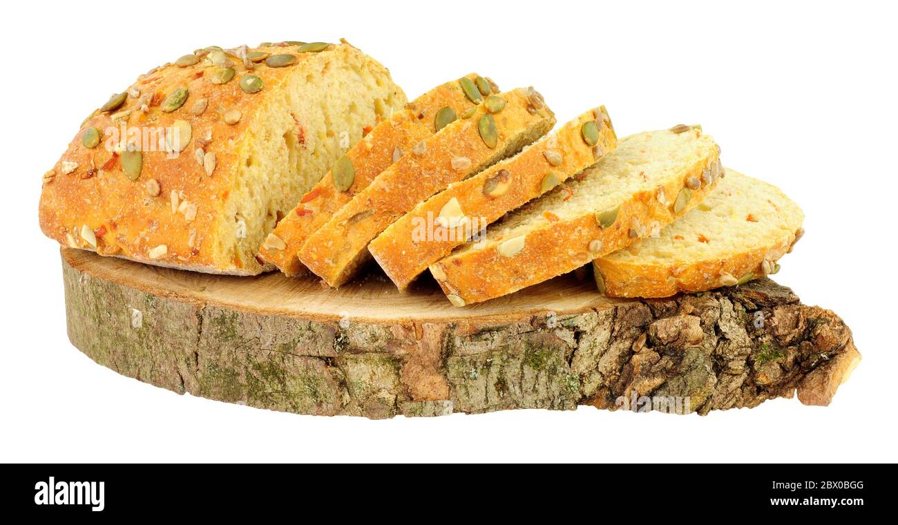 Semi di zucca coperto di pane di carota bloomer isolato su uno sfondo bianco Foto Stock