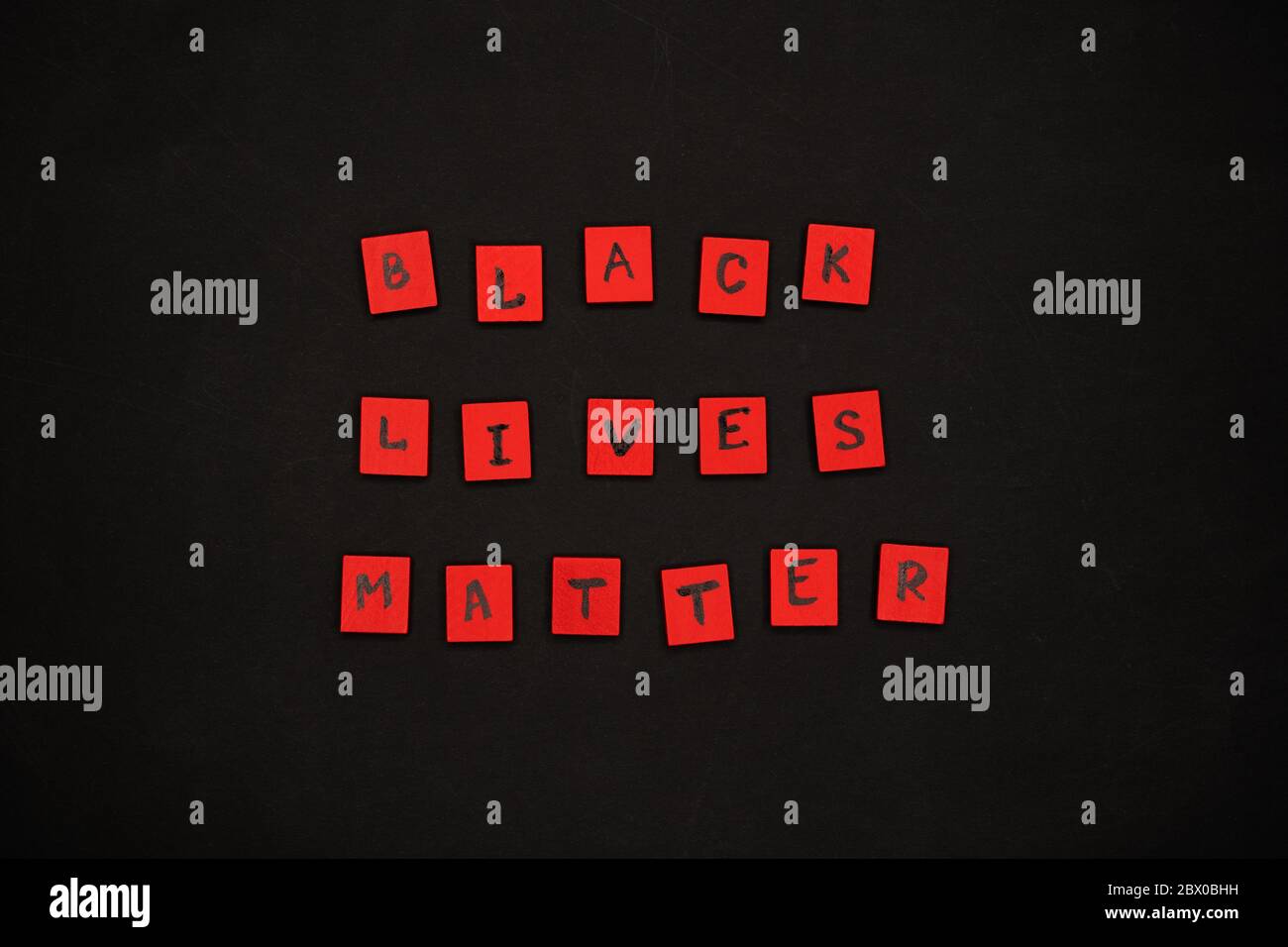 iscrizione nera vive materia. segni di protesta. lettere rosse su quadrati di legno su sfondo nero. Non posso respirare. Foto Stock
