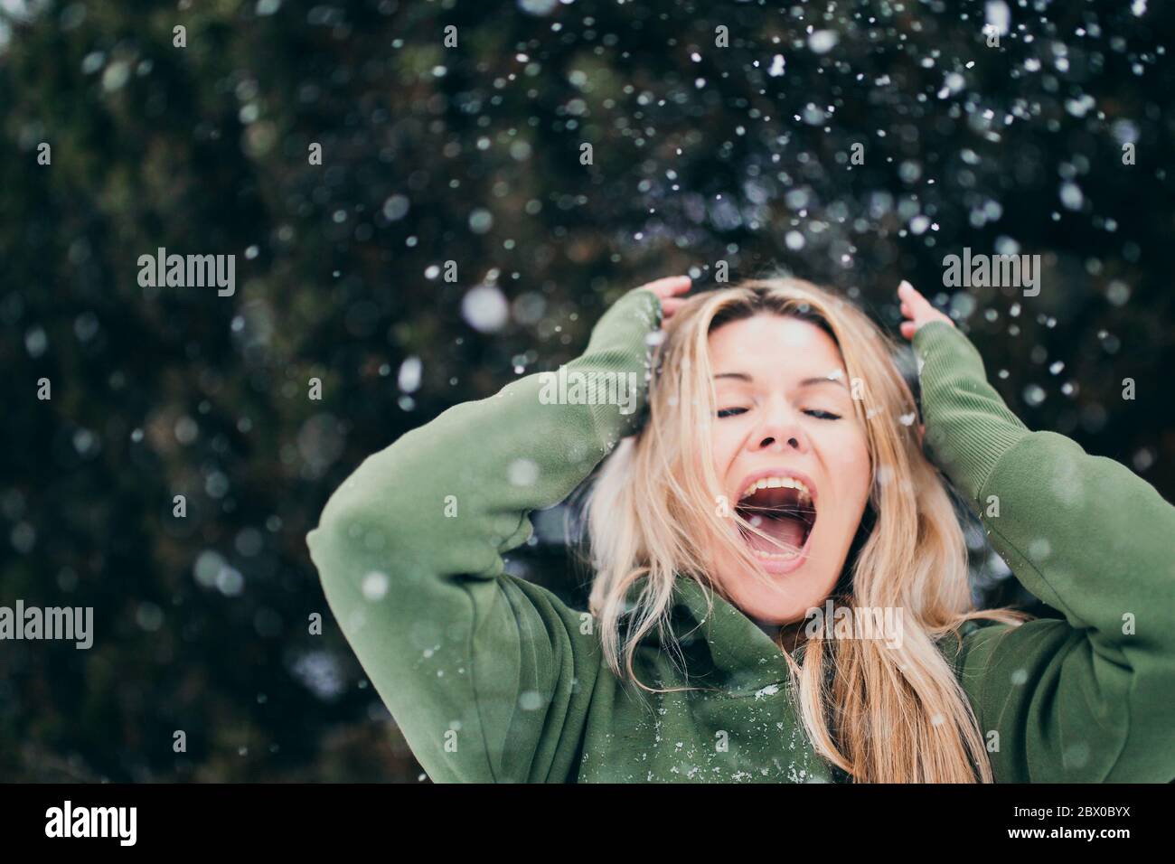 Bionda scandinava in inverno nella neve - una brillante emozione di gioia e di shock Foto Stock