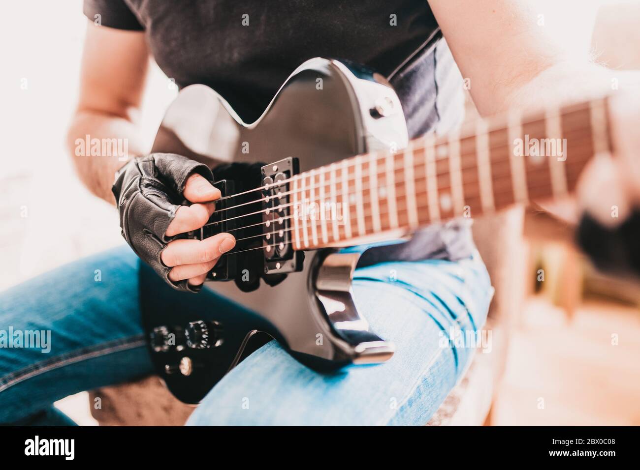 Close up di bilanciere chitarrista mani playing riff pesanti su una chitarra elettrica Foto Stock