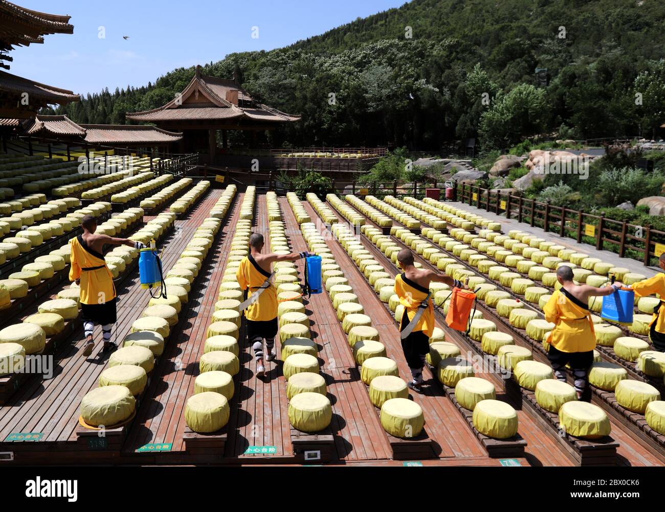 Dengfeng, Dengfeng, Cina. 4 Giugno 2020. HenanÃ¯Â¼Å'CHINA-il 3 giugno, shaolin Tempio si trova a Dengfeng, provincia di Henan, dove il Tempio Shaolin è di riprendere il lavoro. Il ragazzo shaolin, con gli spruzzatori a mano fra le braccia, vola sul muro per pulire il palcoscenico e la tribuna. Shaolin bambini ha detto, portando gli spruzzatori per uccidere, come la pratica usuale di Shaolin secchio gong, uccidendo rigorosi requisiti delle loro braccia si allungano fuori senza piegarsi, uccidere pratica due. Credit: SIPA Asia/ZUMA Wire/Alamy Live News Foto Stock