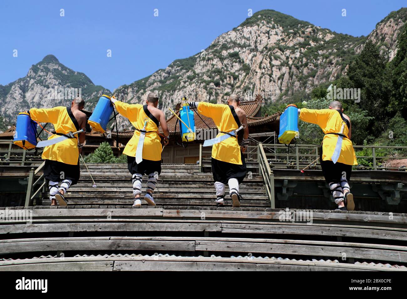 Dengfeng, Dengfeng, Cina. 4 Giugno 2020. HenanÃ¯Â¼Å'CHINA-il 3 giugno, shaolin Tempio si trova a Dengfeng, provincia di Henan, dove il Tempio Shaolin è di riprendere il lavoro. Il ragazzo shaolin, con gli spruzzatori a mano fra le braccia, vola sul muro per pulire il palcoscenico e la tribuna. Shaolin bambini ha detto, portando gli spruzzatori per uccidere, come la pratica usuale di Shaolin secchio gong, uccidendo rigorosi requisiti delle loro braccia si allungano fuori senza piegarsi, uccidere pratica due. Credit: SIPA Asia/ZUMA Wire/Alamy Live News Foto Stock