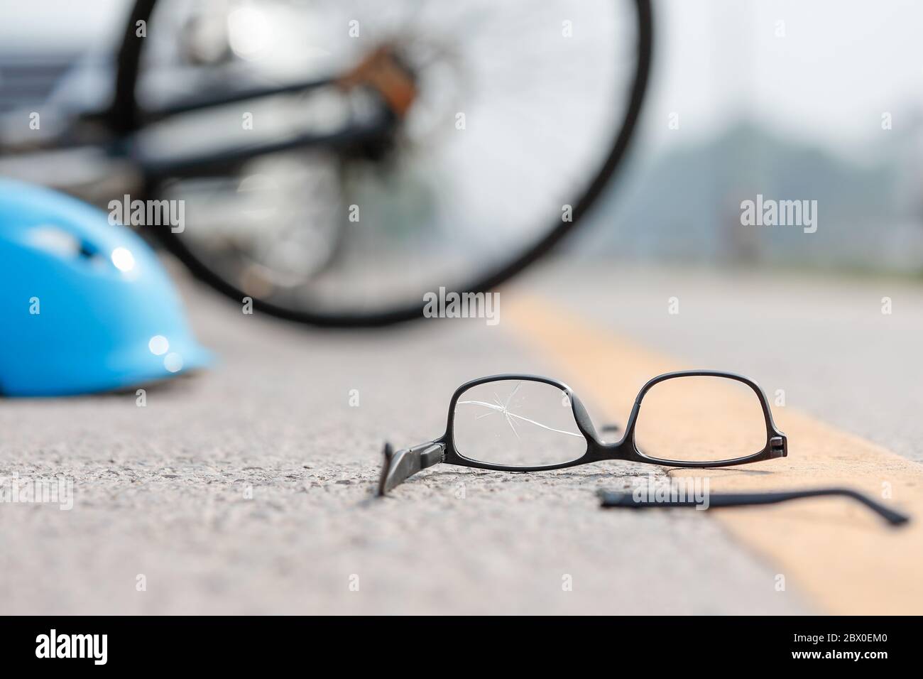 Incidente auto crash con la bicicletta su strada Foto Stock