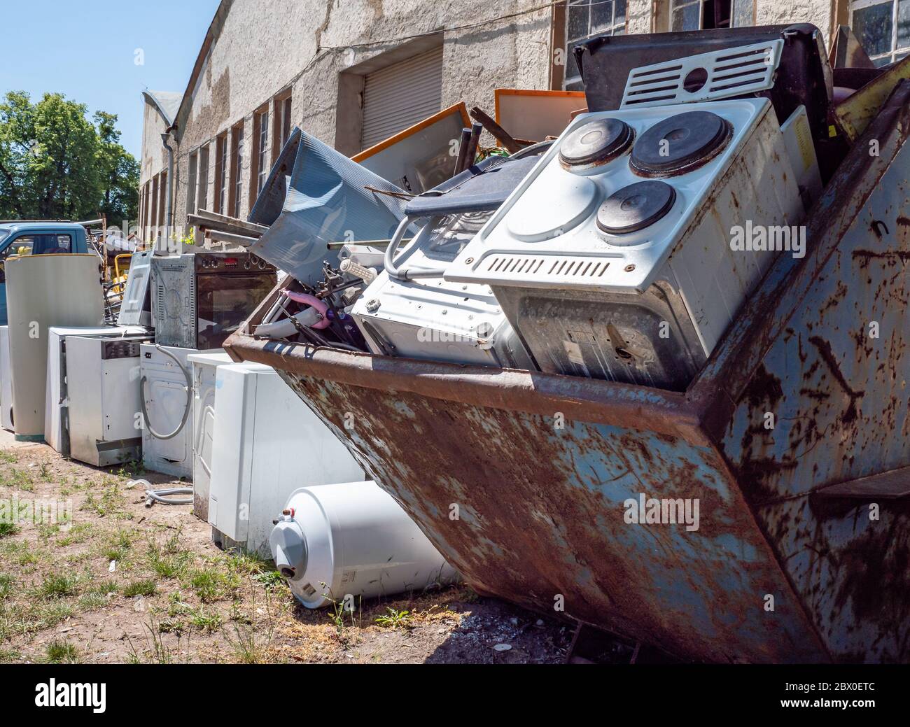 Vecchi apparecchi elettrici in un centro di riciclaggio Foto Stock