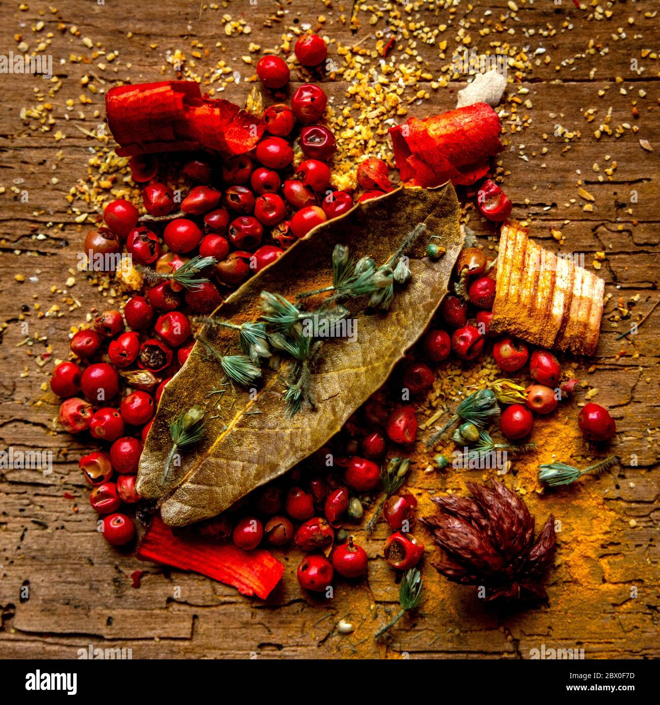 Shot di ingredienti piccanti su uno sfondo di tavola di legno Foto Stock