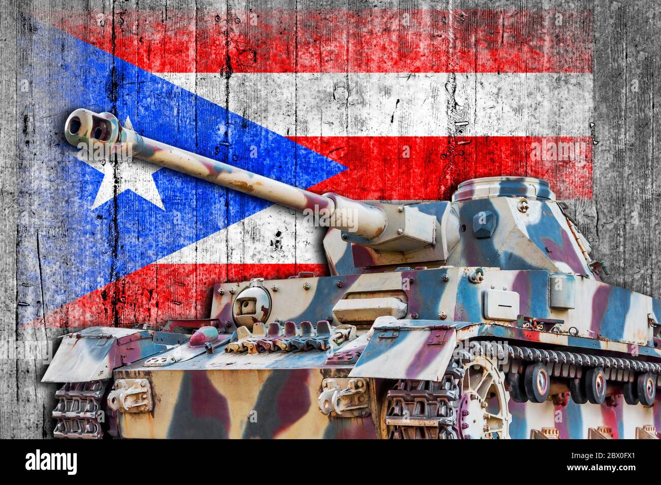 Carro armato militare con bandiera di cemento Puerto Rico Foto Stock