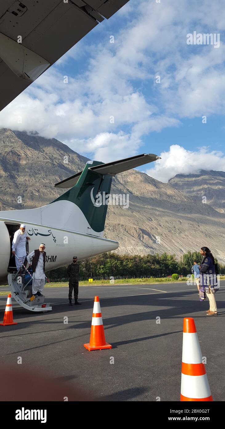 Passeggeri che escono dall'aereo alla pista dopo l'atterraggio, presso il bellissimo aeroporto di Gilgit Baltistan, Pakistan 15/08/2019 Foto Stock