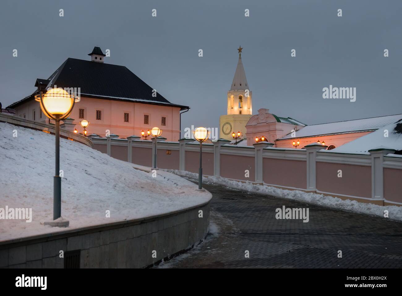 Torre Spasskaya nel Cremlino di Kazan in una serata invernale Foto Stock
