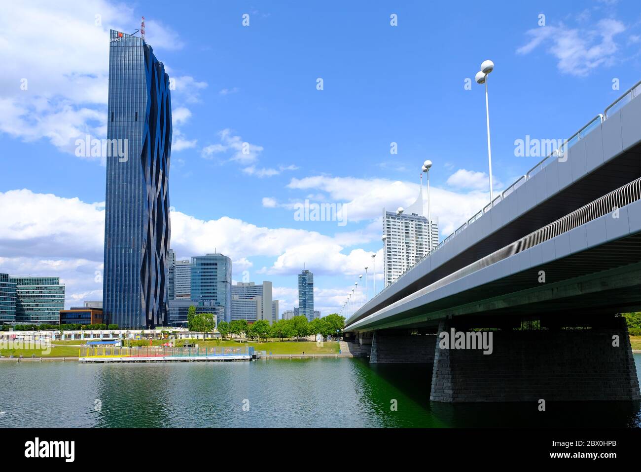 VIENNA, AUSTRIA - 9 LUGLIO 2019: Skyline di Donau, visto dalla riva destra del Danubio, vicino all'Empire Bridge. DC-Tower è il più alto skyscra Foto Stock
