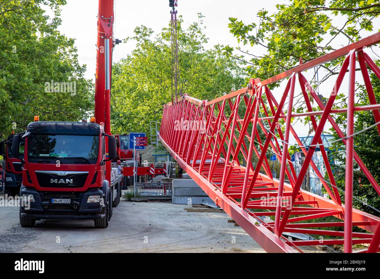 Meersburg, Germania. 03 giugno 2020. Smontaggio della gru a torre al porto di Meersburg-Costanza. Meersburg, 03.06.2020 | Use worldwide Credit: dpa/Alamy Live News Foto Stock