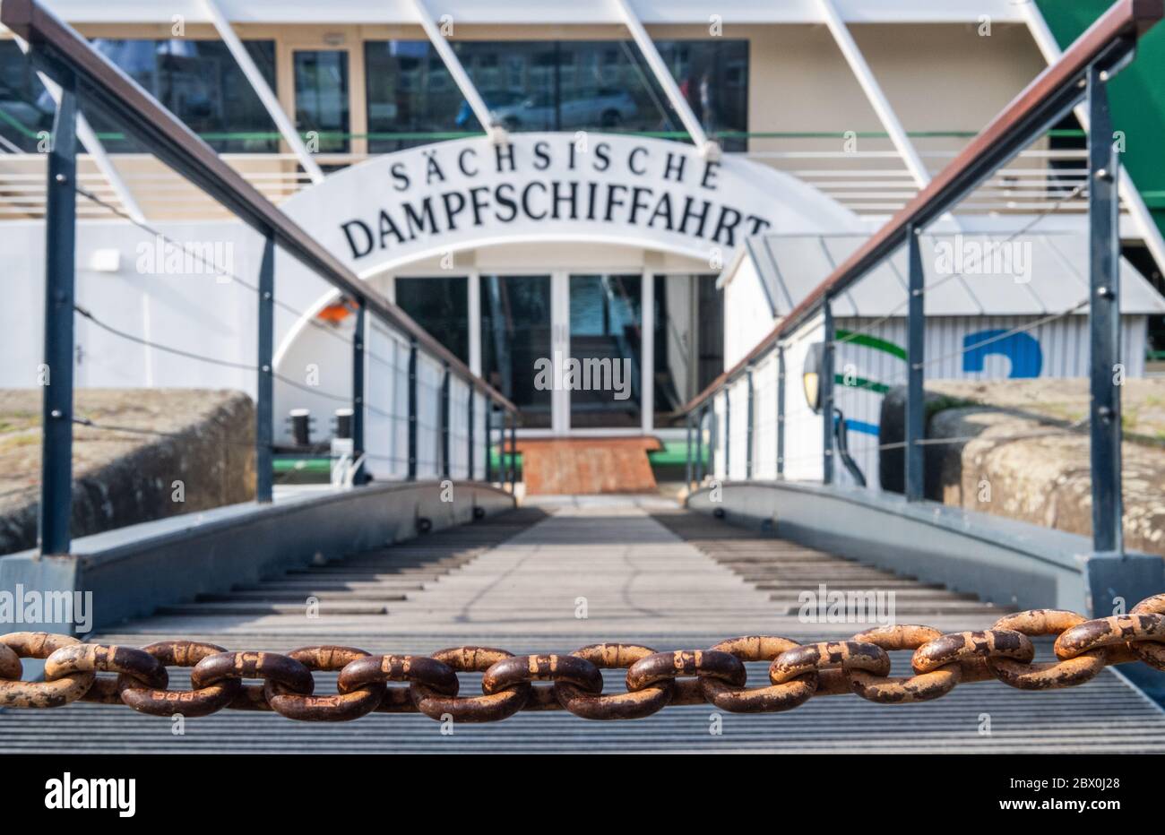 Dresda, Germania. 03 giugno 2020. Una catena è appesa davanti ad un piano di atterraggio del Sächsische Dampfschiffahrt sulla riva del terrazzo. La Sächsische Dampfschiffahrt Dresden (SDS) ha presentato domanda di insolvenza. Le basi di questo sono le difficoltà finanziarie, per le quali la scorsa settimana la SDS ha imputato la quota mancante di un prestito dello Stato libero. La "White Fleet" opera con nove piroscafi a pale costruiti tra il 1879 e il 1929, nonché due moderne navi passeggeri ed è considerata la più antica e più grande flotta di piroscafi a pale del mondo. Credit: Robert Michael/dpa-Zentralbild/dpa/Alamy Live News Foto Stock