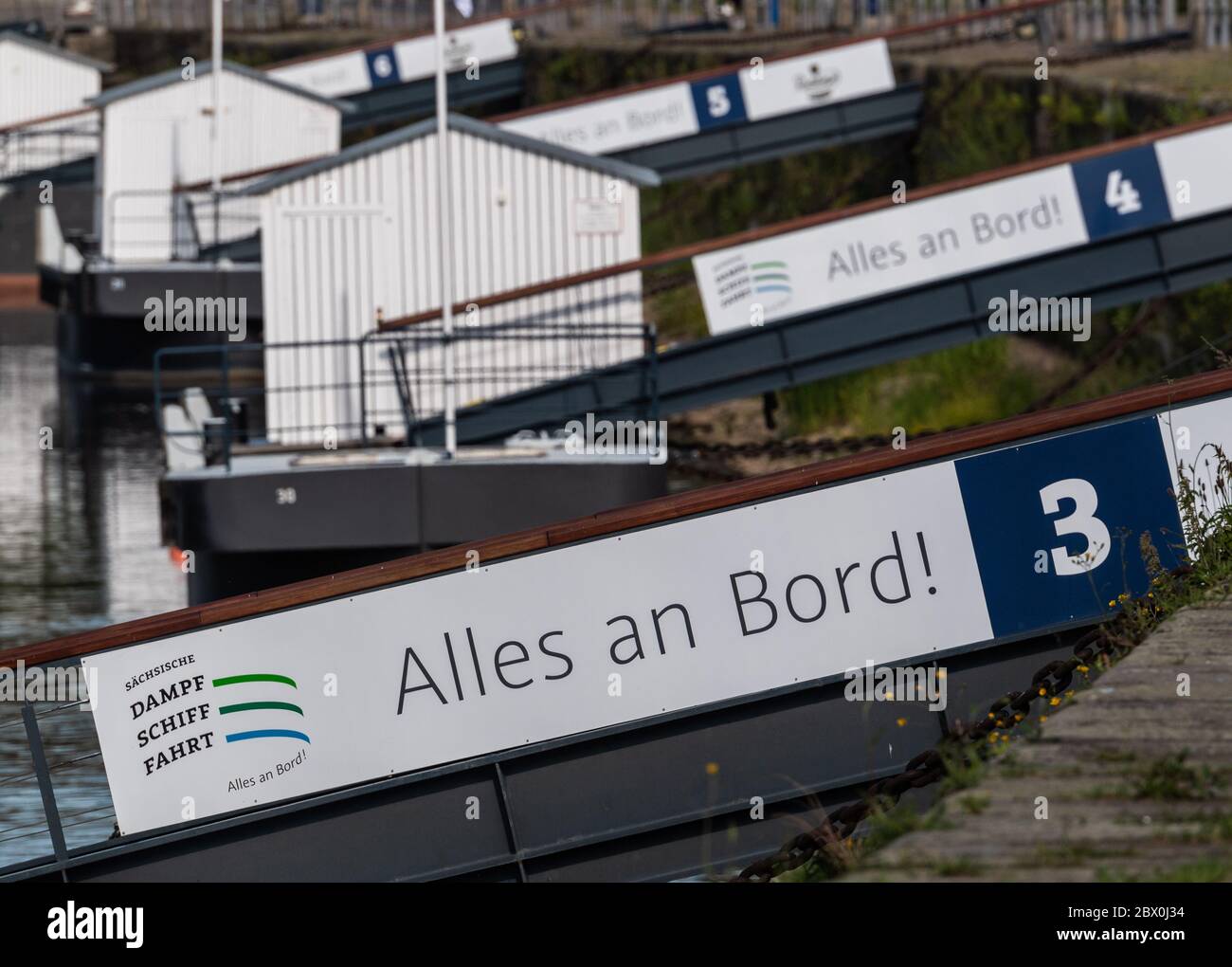 Dresda, Germania. 03 giugno 2020. Gli sbarchi del Sächsische Dampfschiffahrt possono essere visti senza navi sulla riva della terrazza. La Sächsische Dampfschiffahrt Dresden (SDS) ha presentato domanda di insolvenza. Il contesto è costituito da difficoltà finanziarie, per le quali la scorsa settimana la SDS ha imputato la quota mancante di un prestito dello Stato libero. La "White Fleet" opera con nove piroscafi a pale costruiti tra il 1879 e il 1929, nonché due moderne navi passeggeri ed è considerata la più antica e più grande flotta di piroscafi a pale del mondo. Credit: Robert Michael/dpa-Zentralbild/dpa/Alamy Live News Foto Stock