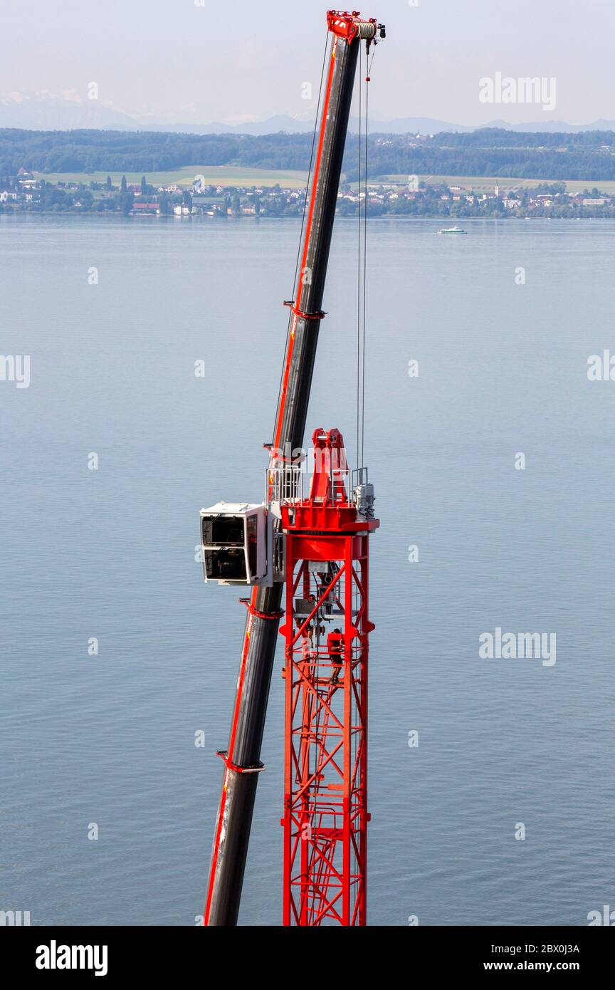 Meersburg, Germania. 03 giugno 2020. Smontaggio della gru a torre al porto di Meersburg-Costanza. Meersburg, 03.06.2020 | Use worldwide Credit: dpa/Alamy Live News Foto Stock