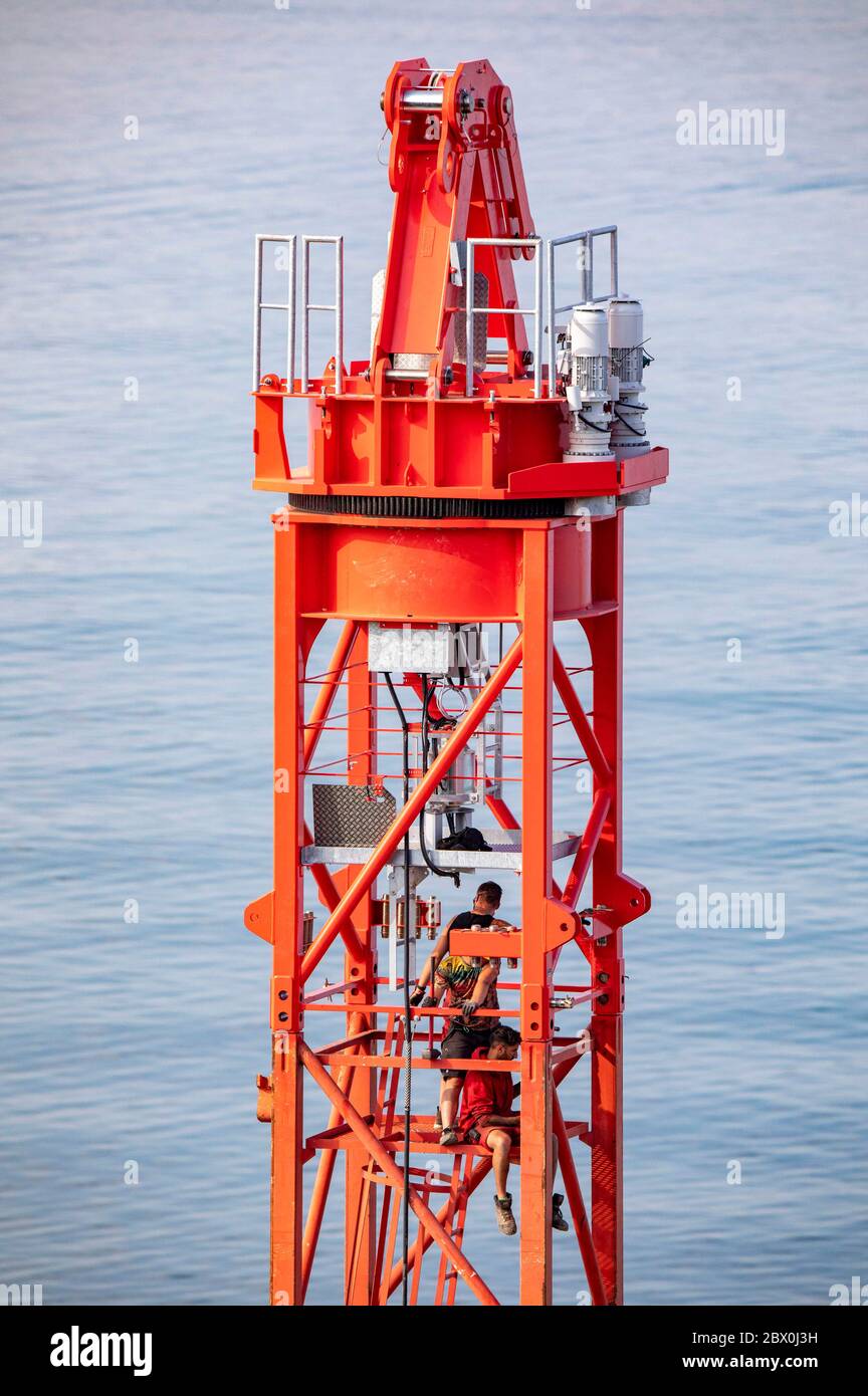 Meersburg, Germania. 03 giugno 2020. Smontaggio della gru a torre al porto di Meersburg-Costanza. Meersburg, 03.06.2020 | Use worldwide Credit: dpa/Alamy Live News Foto Stock