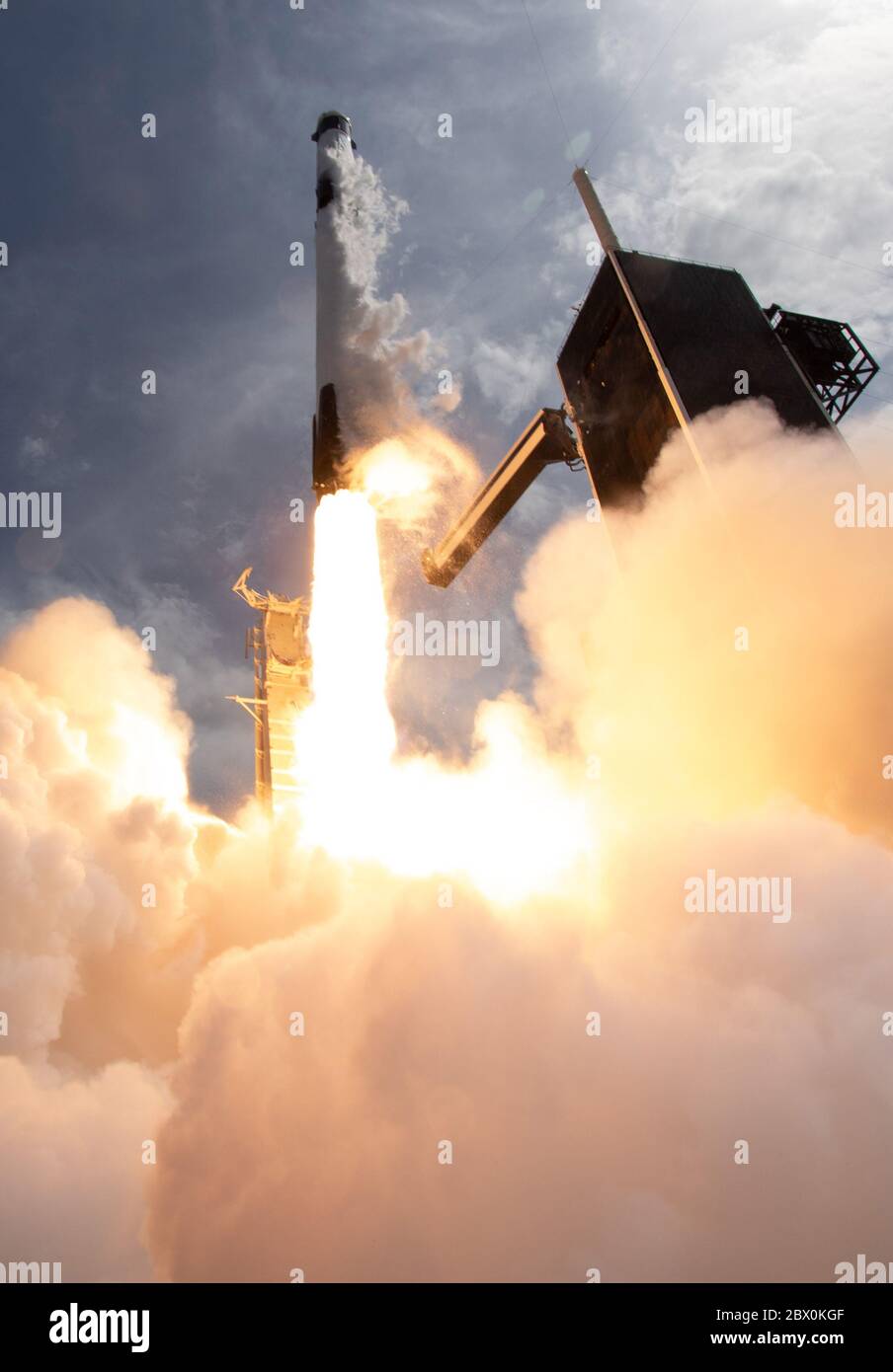KENNEDY SPACE CENTER, USA - 30 maggio 2020 - il razzo SpaceX Falcon 9 che trasporta la navetta spaziale Crew Dragon dell'azienda viene lanciato dal complesso di lancio 39A Foto Stock
