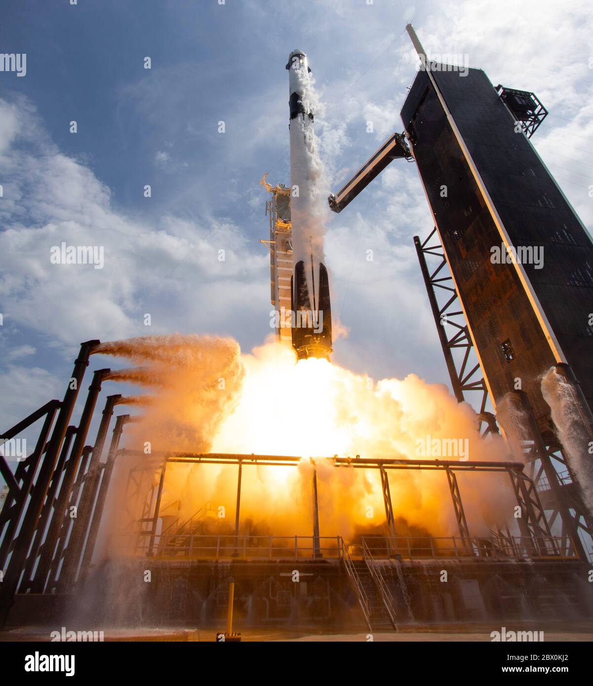 KENNEDY SPACE CENTER, USA - 30 maggio 2020 - il razzo SpaceX Falcon 9 che trasporta la navetta spaziale Crew Dragon dell'azienda viene lanciato dal complesso di lancio 39A Foto Stock