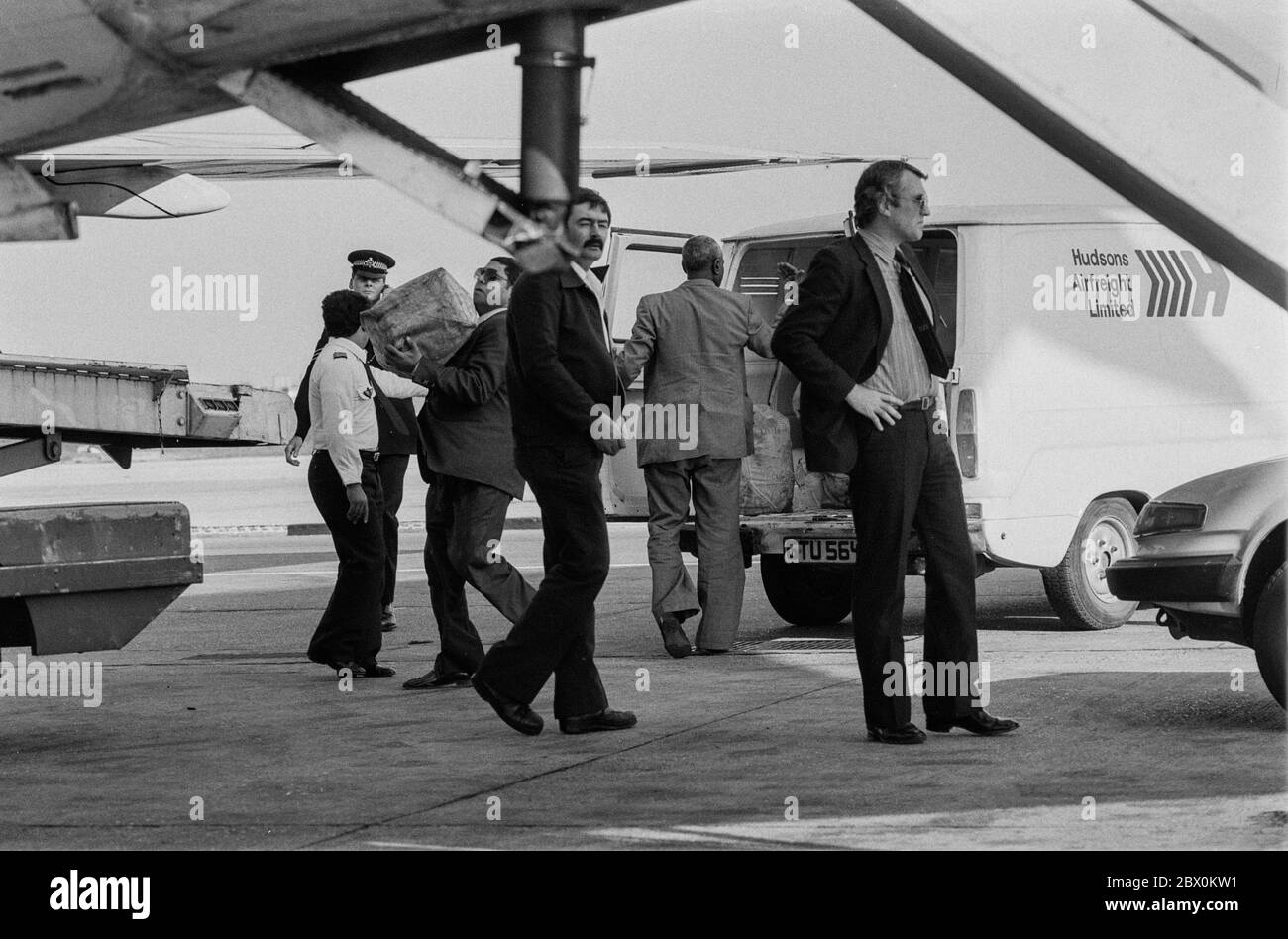 Un cittadino libico viene deportato dal Regno Unito da funzionari di ufficio dall'ufficio di registrazione degli stranieri in seguito all'assassinio della poliziotto Yvonne Fletcher, in strada, da un incendio a macchina fuori dall'ambasciata libica a Londra, e all'attentato terroristico all'aeroporto di Heathrow nell'aprile 1984. Foto Stock