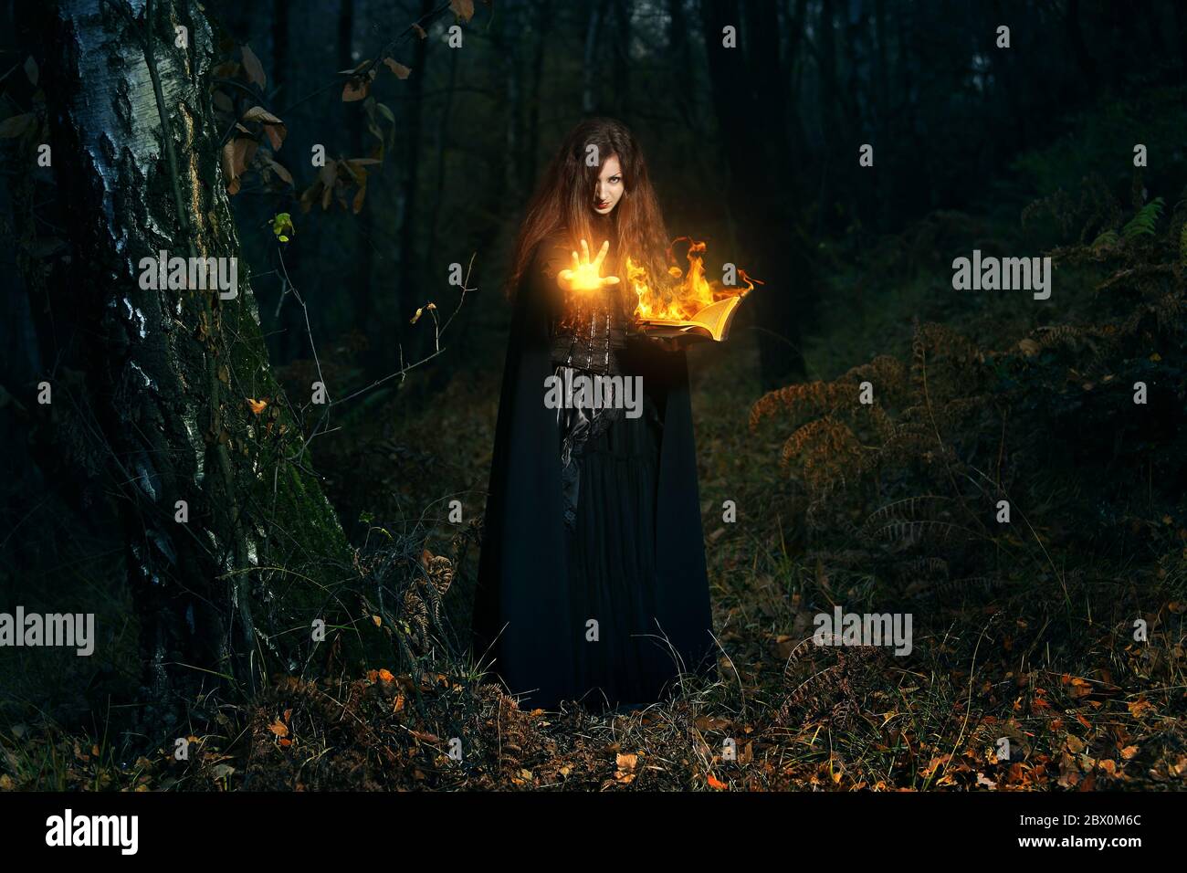 Forest keeper gettando magia fuoco . Fantasia scura Foto Stock