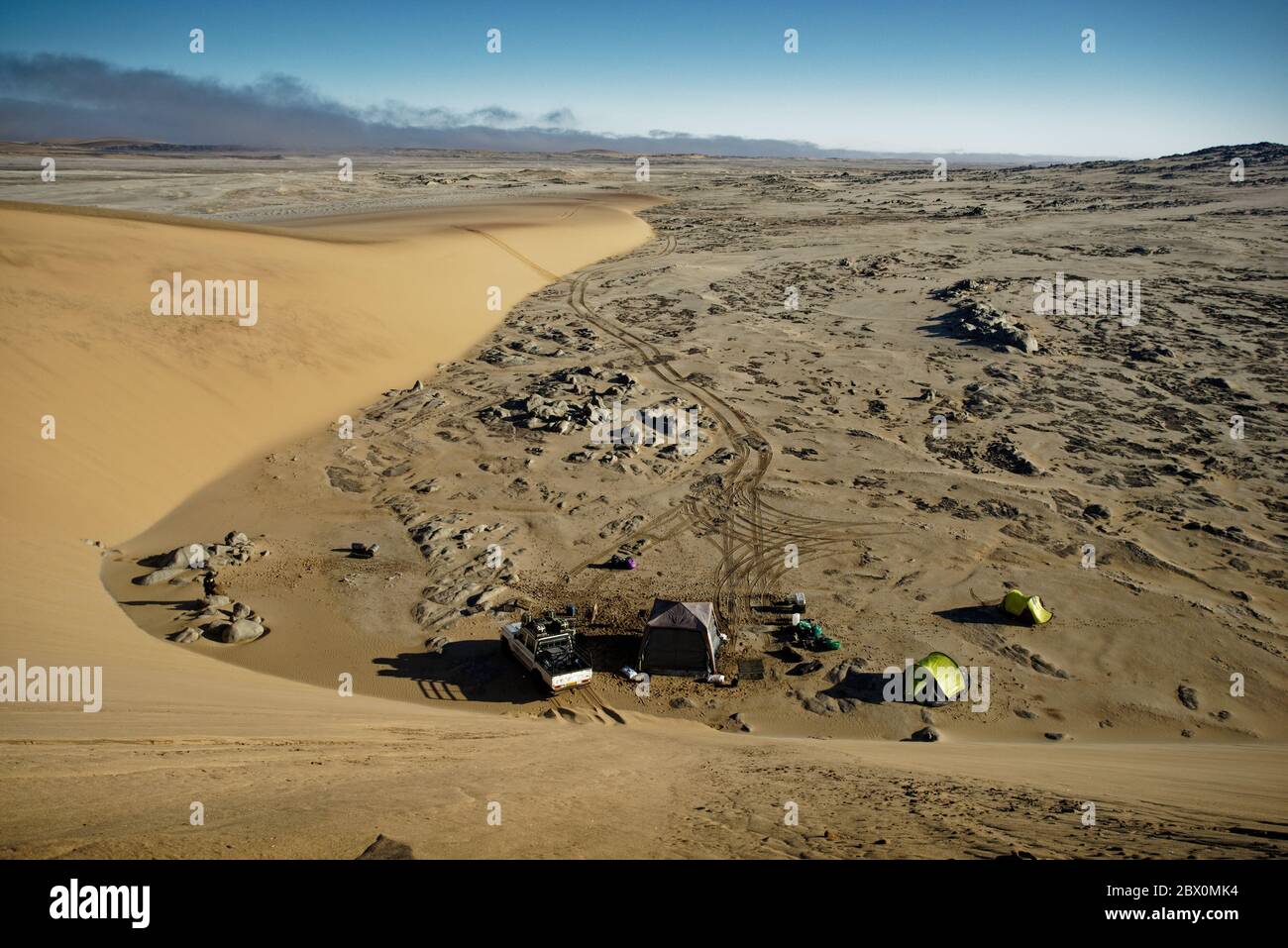 Impostazione del campo visto dalla cima di una duna di sabbia. Safari nel deserto con quattro ruote motrici sulla Skeleton Coast della Namibia, Africa sud-occidentale. Foto Stock