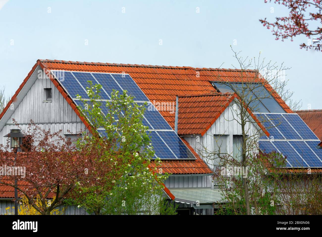 casa moderna generica con celle solari fotovoltaiche sul tetto per la produzione di energia alternativa Foto Stock