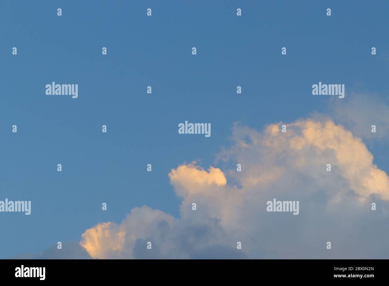 Le nuvole di pioggia monsone provengono dal cielo blu con sfondo tramonto, India Foto Stock