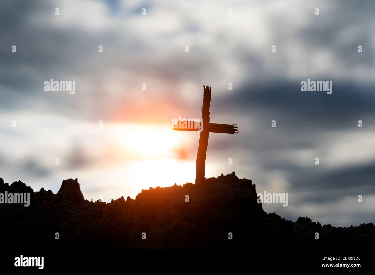 Sagoma di una croce cristiana di legno contro il cielo Foto Stock