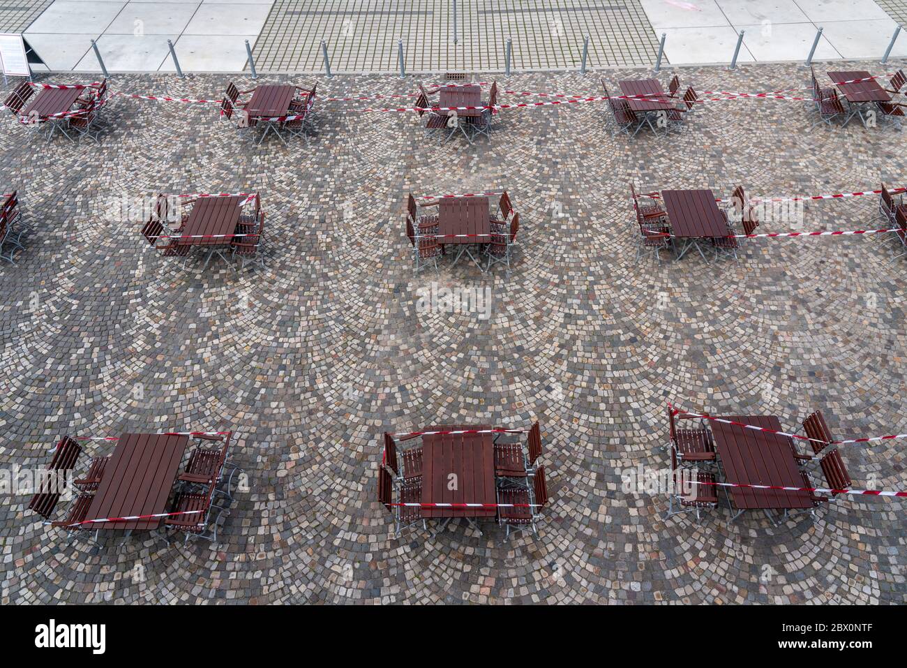 Gastronomia durante la crisi della corona, tavoli chiusi in birreria all'aperto, Essen, zona della Ruhr, NRW, Germania Foto Stock