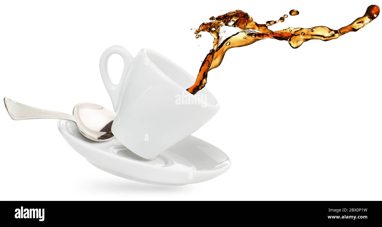 spruzzi di caffè da una tazza isolata su bianco Foto Stock