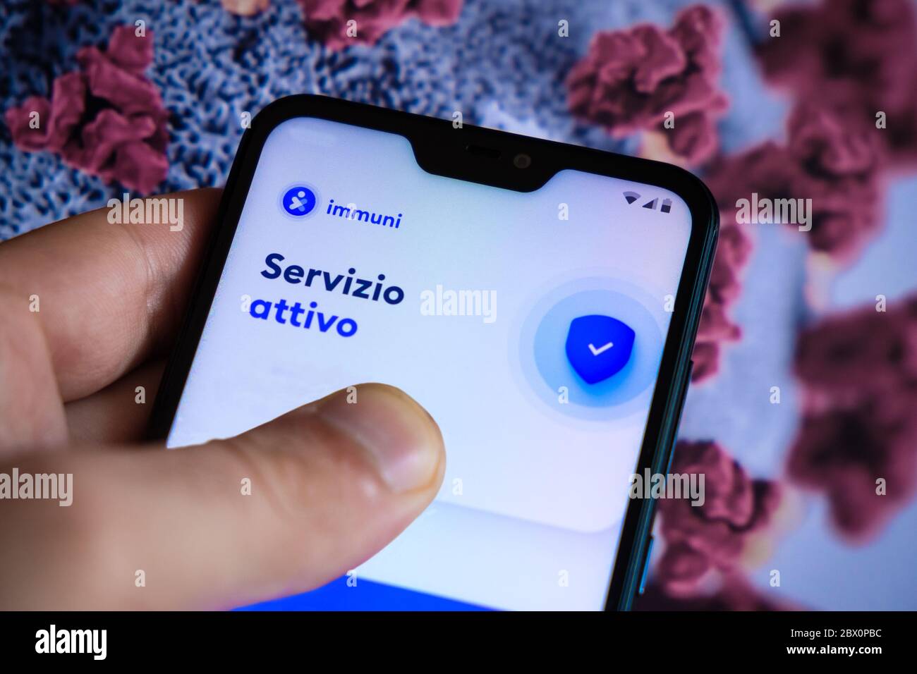 Nuova applicazione telefonica Immuni, promossa dal governo italiano e sviluppata da Bending Spoon, per il contatto che traccia casi COVID-19 tra i cittadini italiani. Foto Stock