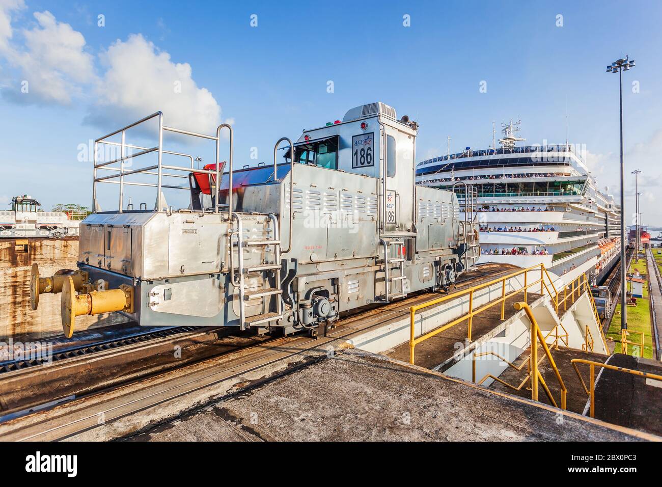 Canale di Panama, Panama - 20 aprile 2011: Nave trainata da locomotive a mulattiere a chiuse di Gatun. Foto Stock
