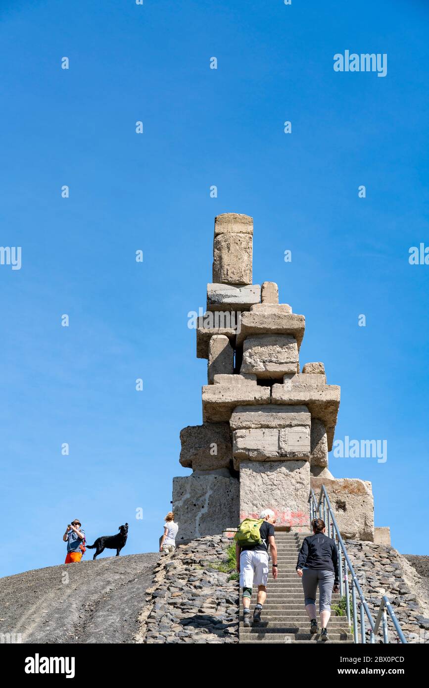 Mucchio di scorie Rheinelbe a Gelsenkirchen, 100 metri di altezza, parco paesaggistico, con la scultura Himmelsleiter, fatto di parti in cemento del primo Foto Stock