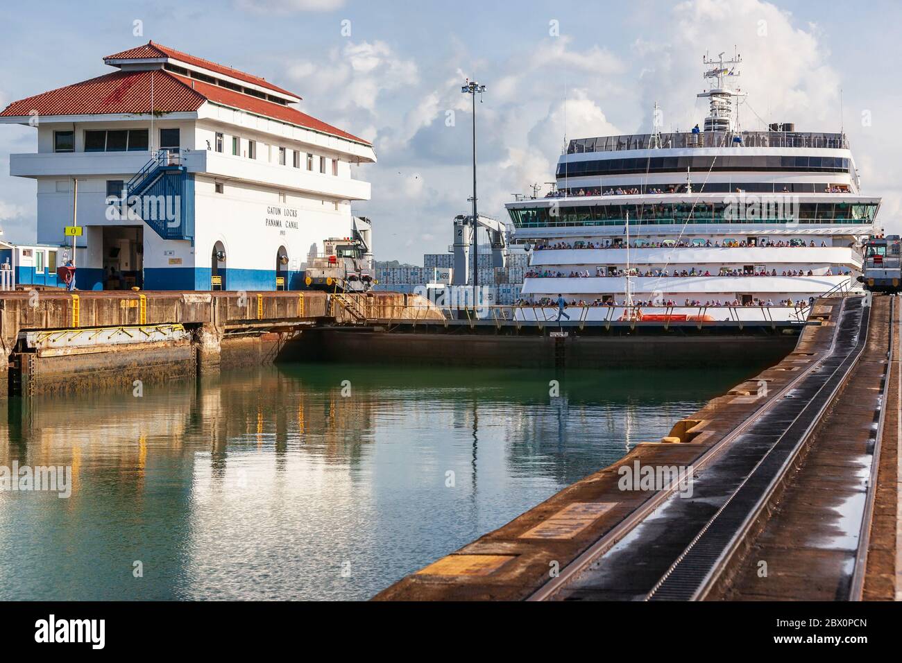Canale di Panama, Panama - 20 aprile 2011: La nave entra nelle chiuse di Gatun. Foto Stock