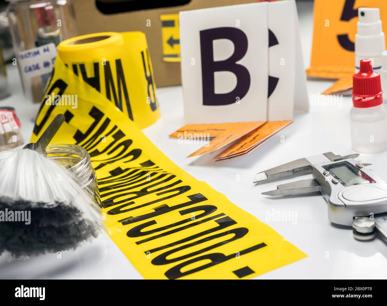 Criminalistic Lab, analisi orologio vittima per omicidio, immagine concettuale Foto Stock