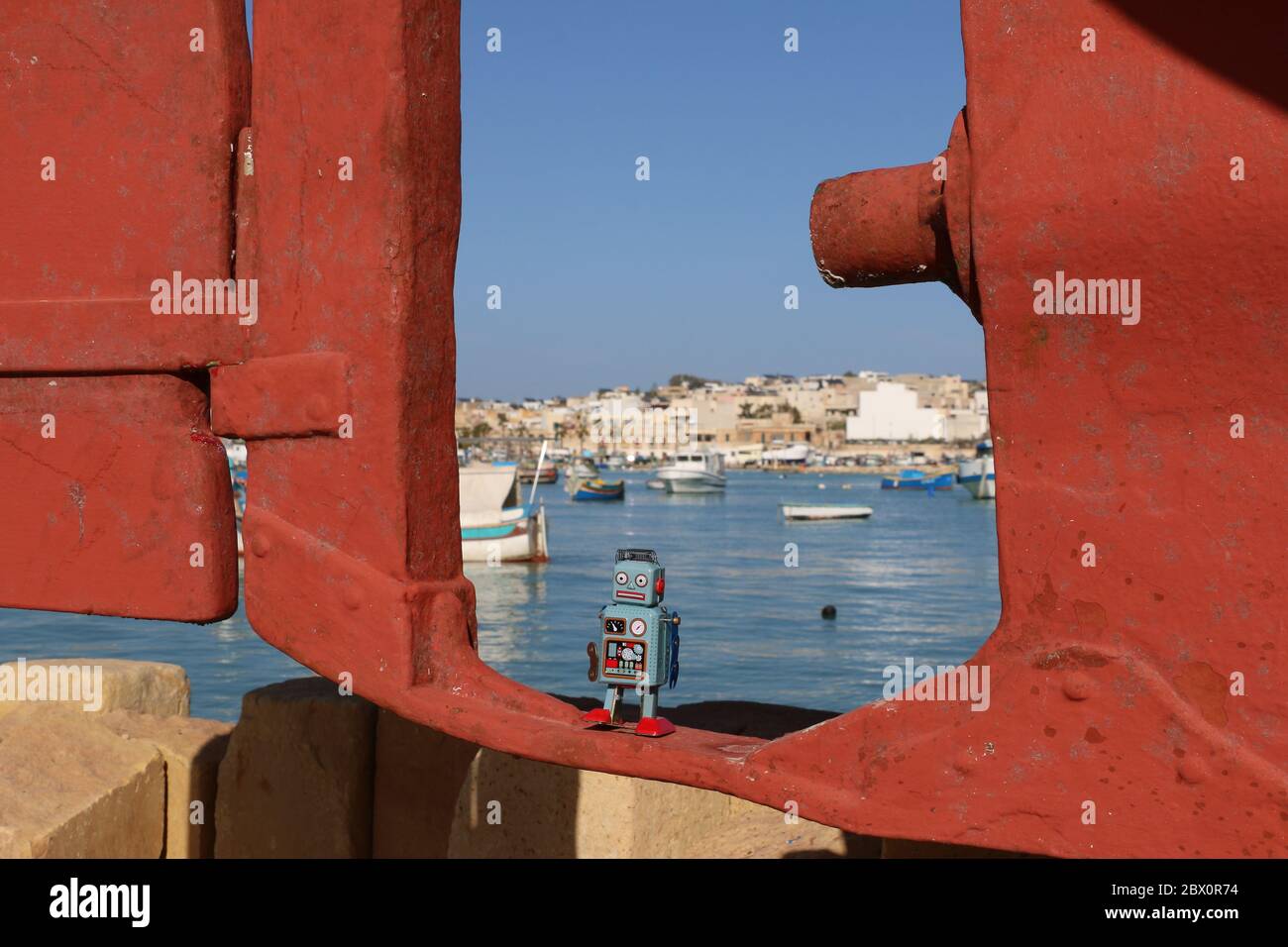 Robottino giocattolo che si gode la vista del porto a Malta Foto Stock
