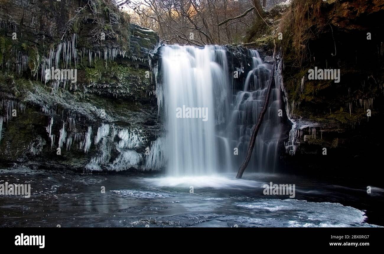 Sgwd Ddwli ISAF o Lower Gushing Falls sul Nedd Fechan nel Brecon Beacons National Park in inverno, Galles del Sud, Regno Unito Foto Stock